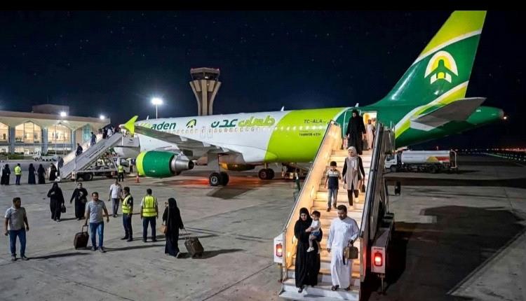 بعد تحويل مسارها إلى جيبوتي.. طائرة «طيران عدن» تصل إلى مطار عدن الدولي

