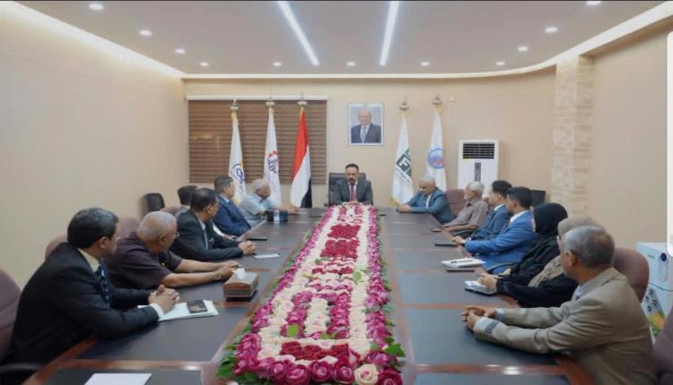 وزير الأشغال يوقّع خمسة عقود لصيانة وإعادة تأهيل طرق حيوية في أربع محافظات