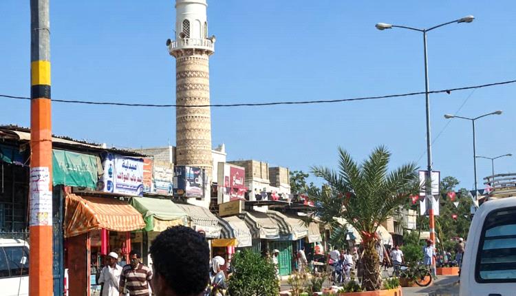 مطالبات شعبية في خنفر بمنع حمل السـ.ـلاح ليلاً لسائقي الدراجات النارية وتفتيش مخيمات النازحين