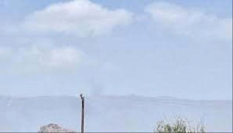 طيران حربي يستهدف مواقع للحـ,ـوثيين في جبل ثرة بأبين

