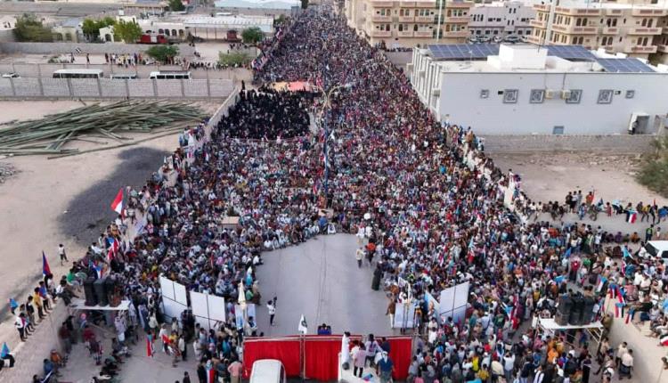 الفرق بين الحر الذي يدافع عن مشروعه الوطني، والخاضع الذي لم يحرك ساكناً لأجل وطنه
