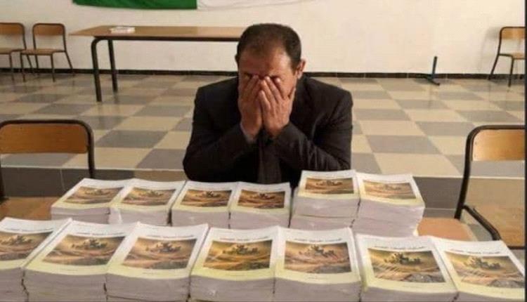 دموع روائي جزائري خلال حفل توقيع كتابه تثير تضامنا عربيا ونقاشا حول القراءة