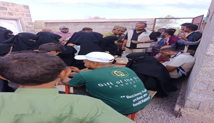 بتوجيهات محافظ لحج ..  الطواريء الانسانية .. تدشين صرف مساعدات إغاثية لـ 300 أسرة من النازحين الجدد ونزول ميداني لمعاينة أوضاعهم