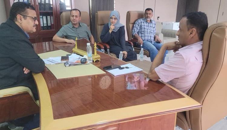 مدير عام البريقة يناقش آلية توزيع المساعدات الغذائية للأسر المحتاجة وتأهيل شباب المديرية
