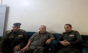 رئيس مصلحة الهجرة والجوازات يزور عدداً من منتسبي المصلحة في المكلا للاطمئنان على صحتهم