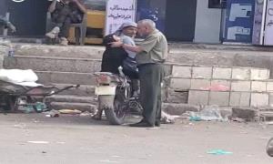 طبيب أطفال يشخص طفلة في سوق الضالع دون مقابل.. لقطة إنسانية توثق أخلاق مهنة الطب
