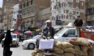 تعز.. الحو.ثيون ينهبون آليات حكومية وشاحنات تجارية وينقلونها صوب صنعاء