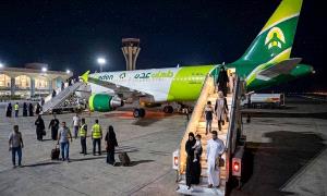 بعد تحويلها لجيبوتي.. طائرة طيران عدن تصل مطار عدن الدولي
