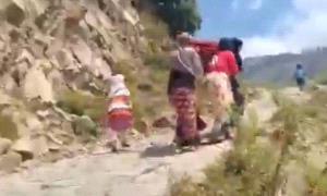 مشهد مأساوي يهز محافظة تعز.. أم تحمل جثمان ابنتها الشهيدة على ظهرها عقب مقتلـ,ـها ووالدها بقصف حـ,ـوثي
