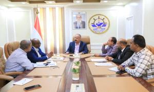 وزير النقل يناقش اوضاع ومستوى جاهزية مؤسسة موانئ البحر العربي وهيئة الشؤون البحرية بالمكلا