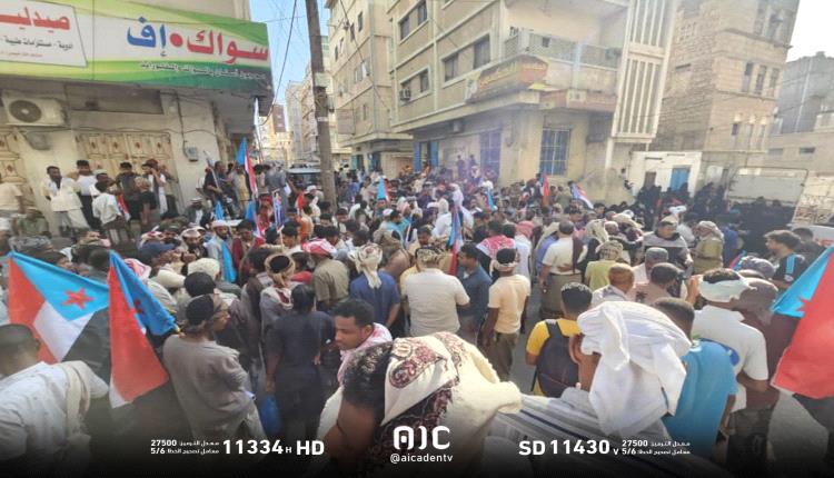 بدء تجمع الحشود الجماهيرية للمشاركة في مليونية الذكرى الـ55 لتأسيس الجيش الجنوبي بمدينة المكلا
