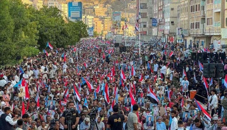 وكالة إماراتية: مليونية "الجيش الجنوبي" في عدن وحضرموت تبعث رسائل حاسمة.