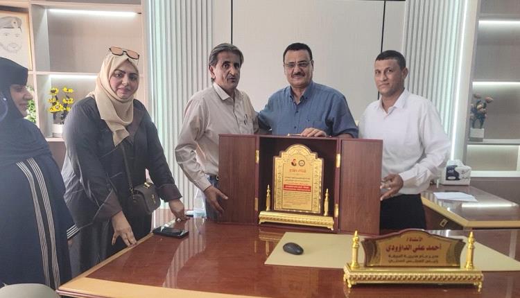مدير عام البريقة يتسلم درعاٌ تكريمياٌ من إدارة مكتب التربية والتعليم بمديرية المنصورة