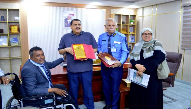 الاتحاد الوطني لجمعيات المعاقين بعدن يكرم مدير الأمن وشرطة السير لإقرار ممرات آمنة لذوي الهمم
