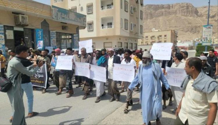 وقفة في سيئون تطالب بالإفراج عن دويل ومرجان