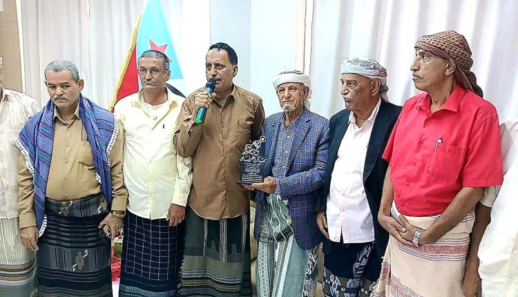 الشيخ النقيب يكرم العميد د. المعطري وعدد من رجال الجيش الجنوبي بدرع الوفاء