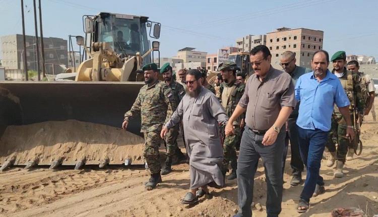 برعاية وزير الدولة محافظ عدن عبدالرحمن شيخ..مدير عام البريقة يدشن أعمال شق وفتح شارع التسعين