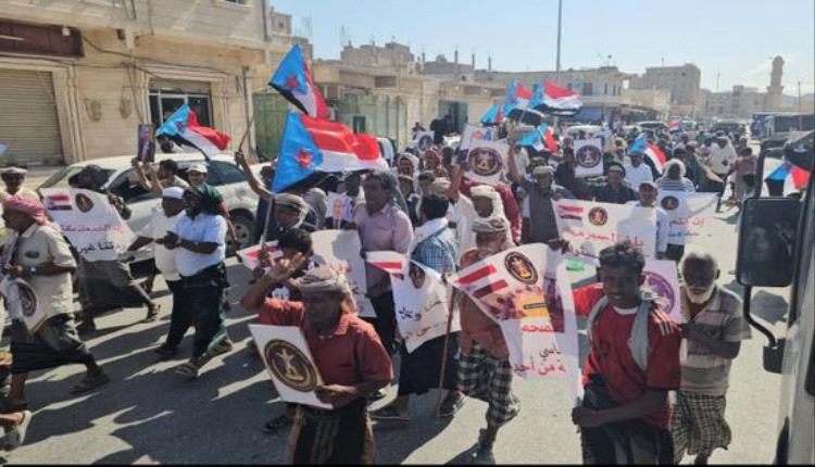 وقفة احتجاجية حاشدة في حديبو تنديدًا بتردي الخدمات