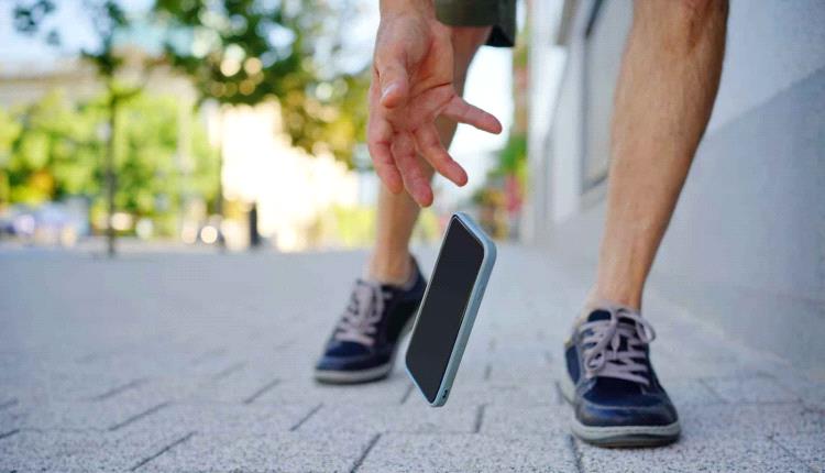 سقوط الهاتف ليس دائماً صدفة.. متى يصبح مشكلة صحية؟