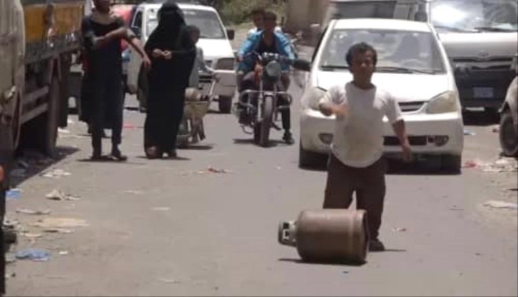 أزمة الغاز تعود إلى عدن ومحافظات محررة.. انفراجه لم تصمد أياماً