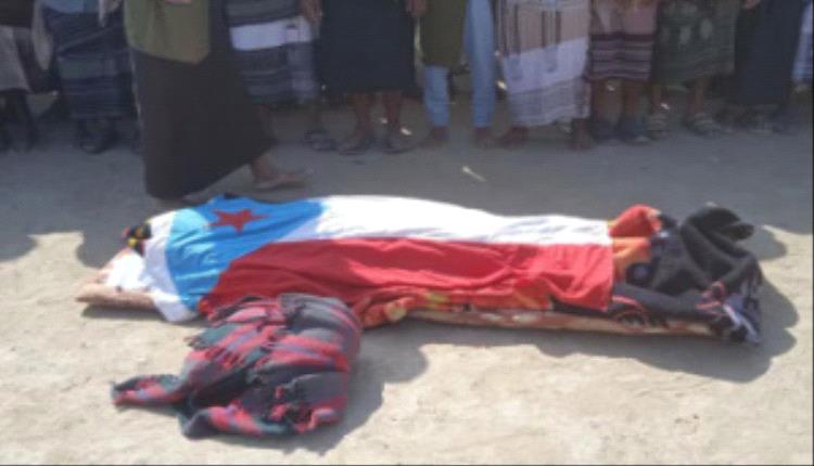 بمشاركة قيادات انتقالي أبين.. جماهير غفيرة تشيع الشهيد البطل سيف سالم القفعي بمقبرة زارة في لودر