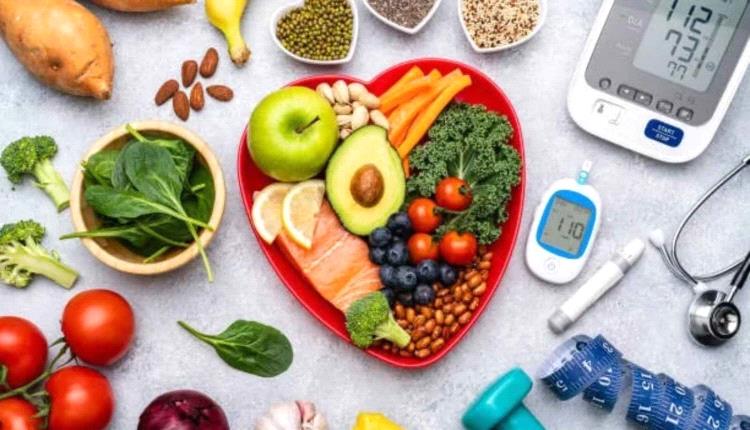 لا تتعلق بالملح.. أطعمة وعادات غذائية قد ترفع ضغط الدم