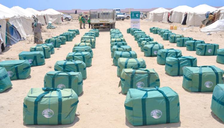 مركز الملك سلمان للإغاثة يوزع مساعدات إيوائية متنوعة على النازحين جراء الأحداث الأخيرة في عدة محافظات يمنية