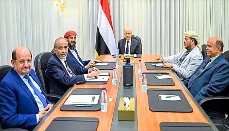 انفصام حكومي: معارك باب المندب تشتعل.. والشرعية تتفرج من الفنادق