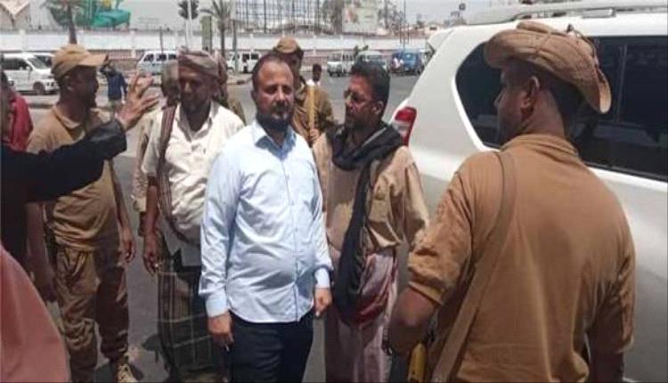 مدير عام المنصورة يدشن محطة لسيارات الأجرة ويتفقد مشاريع خدمية بشارع السجن
