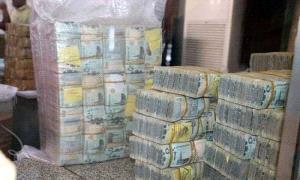 مليـ.ـشيا الحو.ثي تصادر أكثر من 60 مليار ريال من أوراق العملة الجديدة بالساحل الغربي