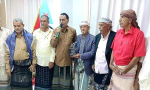 الشيخ النقيب يكرم العميد د. المعطري وعدد من رجال الجيش الجنوبي بدرع الوفاء