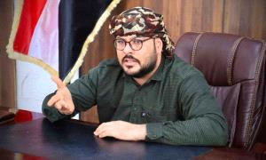 بـ 11 طقماً عسكرياً .. قوة أمنية تداهم منزل قيادي في الانتقالي بالمكلا بحثاً عن الجفري