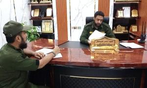 مدير أمن لحج يناقش خطة أمنية لحماية مخيمات النازحين وضمان وصول المساعدات الإنسانية بأمان