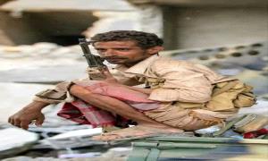 ​ليس مجرد مقـ.ـاتل.. صورة تاريخ تروى على صخور جبال الصبيحة الشامخة..